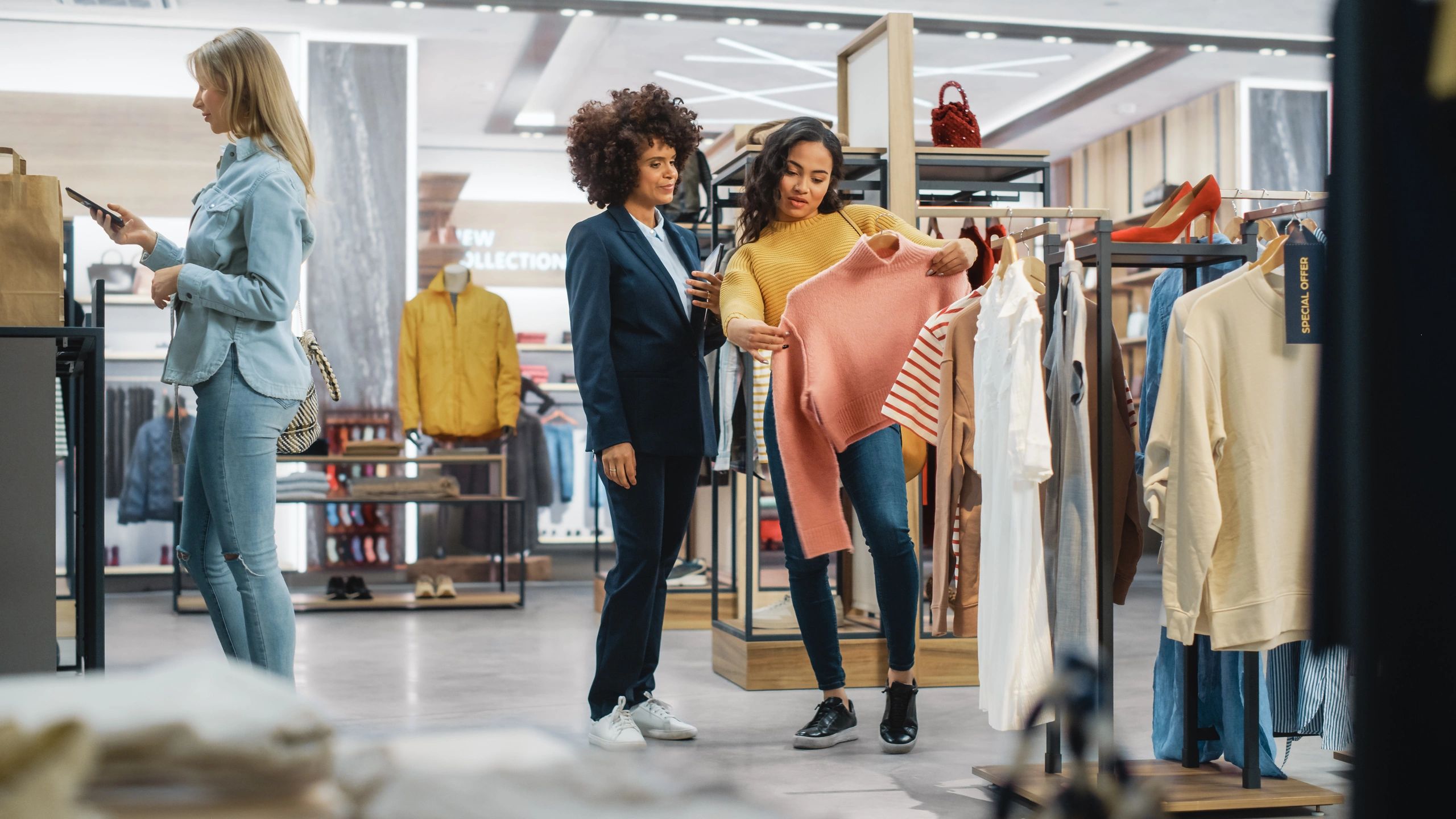 Clientes comprando en una boutique de ropa moderna